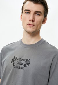 Koton - T-shirt z nadrukiem