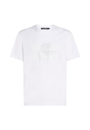 Vit t-shirt i bomull med en texturerad grafisk design i mitten. Mönstret innehåller vertikala linjer med en subtil struktur. Klassisk rundad halsringning.