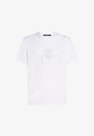 Witte katoenen t-shirt met een textuur grafiek in het midden. Het ontwerp omvat verticale lijnen met een subtiel patroon. Klassieke ronde halslijn.