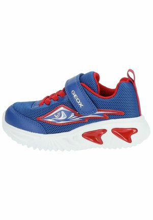 Blaue Mesh-Sneaker mit roten Akzenten, ausgestattet mit einem Klettverschluss, roten Schnürsenkeln und einer weißen Gummisohle mit roten dreieckigen Details.