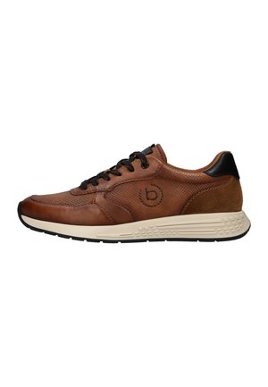 Brauner Sneaker aus Leder und Wildleder mit schwarzen Schnürsenkeln, perforiertem Obermaterial, beiger Sohle und einem runden Logo an der Seite.