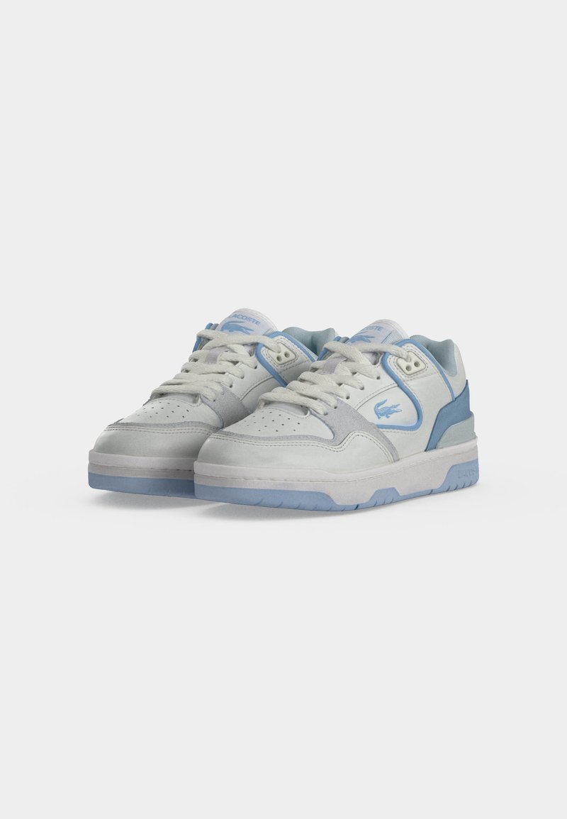 Paar weiße und hellblaue Lacoste-Sneaker mit Schnürsenkeln, perforiertem Zehenbereich und Logo an der Seite und Zunge auf weißem Hintergrund.