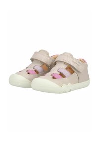 Sandali rosa chiaro per bambini con cinturini in Velcro, dettagli traforati, suole in gomma e accenti viola.