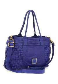 Borsa tote in pelle blu con texture intrecciata su un lato, dettagli in metallo dorato, doppi manici e tracolla rimovibile.
