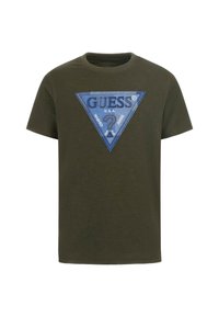 Alyvuogių spalvos medvilninis marškinėliai su mėlynu trikampio LOGO grafiniu atvaizdu, kuriame yra užrašai "GUESS" ir "U.S.A." Trumpomis rankovėmis ir apvalia apykakle.