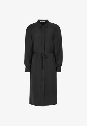 Črna dolga obleka z dolgimi rokavi iz teksturirane tkanine, z zapenjanjem spredaj, ovratnikom in nastavljivim pasom. Ima raven, sproščen kroj.