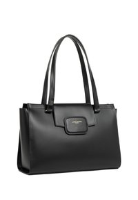 Borsa a tracolla in pelle nera con un design strutturato, due manici lunghi e un flap frontale con un accento del logo dorato. Texture liscia, senza motivi.