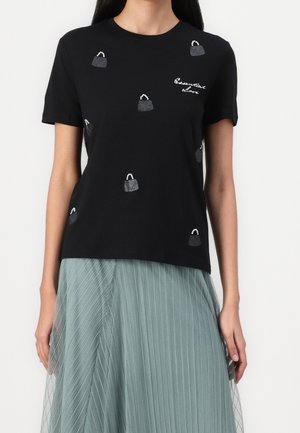 Schwarzes T-Shirt mit bestickten Handtaschenmotiven in verschiedenen Farben; verfügt über kurze Ärmel und einen runden Ausschnitt. Weiches Baumwollmaterial.