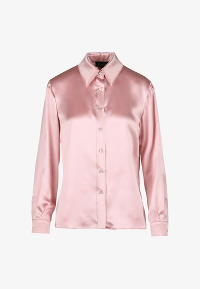 Bluză din satin roz deschis, cu mâneci lungi și guler ascuțit. Prezintă un închidere cu nasturi pe față și o textură netedă. Design simplu, fără modele.