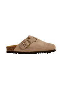 Mocassin en daim beige avec une boucle latérale, semelle en liège et semelle en caoutchouc texturé dotée de grips, offrant un design large et ouvert à l'arrière.
