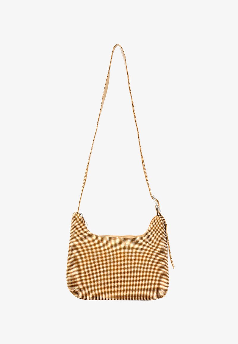 Houndstooth-mønstret skuldertaske i orange og cremefarvet stof, med en buet form, en sølvfarvet lynlås og en tynd rem.