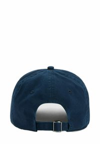 Casquette en coton bleu marine avec une visière courbée, une sangle ajustable à l'arrière et une petite boucle en tissu sur le dessus. Texture lisse dans l'ensemble.