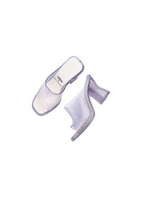 Sandales à talons transparents violettes avec un bout carré et un talon bloc. Surface lisse avec un détail de semelle intérieure texturée et une semelle de marque.