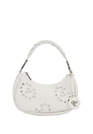 Borsa a mano in pelle bianca con manico intrecciato, dettagli in occhielli d'argento a motivi circolari, chiusura con cerniera e ciondolo rotondo con emblema di uccello.