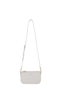 Borsa crossbody bianca in pelle con una texture liscia, forma curvata, dettagli in metallo dorato e tracolla regolabile. Presenta una chiusura a zip.