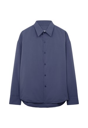 Donker marineblauwe lange mouwen overhemd met knopen, voorzien van een klassieke kraag, zachte textuur en een licht gebogen rand.