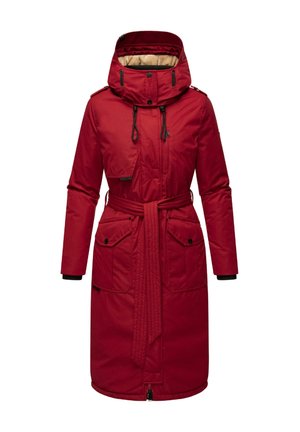 Parka rouge avec capuche, cordons de serrage, deux grandes poches avant, taille ceinturée et poignets côtelés. Tissu lisse et isolé avec une coupe droite.