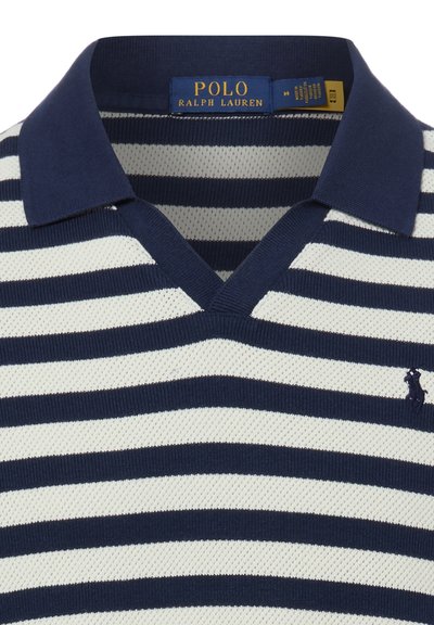 Polo à rayures horizontales bleu marine et blanc avec col bleu marine et logo Ralph Lauren brodé sur la poitrine.