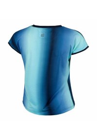 Camiseta atlética de manga corta en degradado azul con ribete negro en el cuello y los bordes de las mangas, vista desde la parte de atrás.