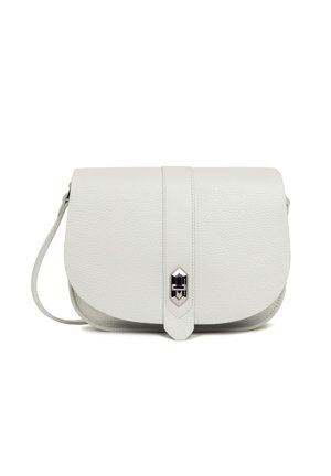 Sac en cuir texturé gris à bandoulière avec fermeture à rabat, présentant un accent en métal argenté et une fine sangle d'épaule.