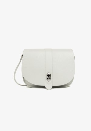 Borsa a tracolla in pelle grigia con texture, dotata di chiusura a patta, caratterizzata da un accento in metallo argentato e una sottile tracolla.