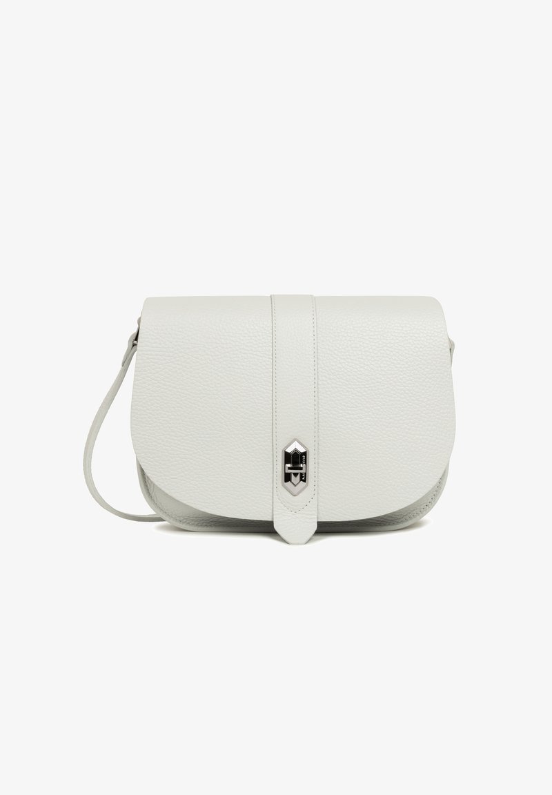 Borsa a tracolla in pelle grigia con texture, dotata di chiusura a patta, caratterizzata da un accento in metallo argentato e una sottile tracolla.