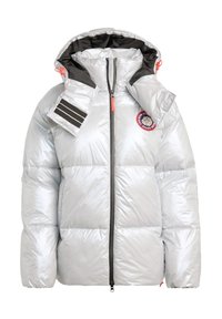 Srebrna jakna s kapuljačom, s zatvaračem na munju, bočnim trakama u crnoj boji i kružnom logom na prsima.