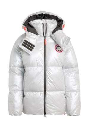 Srebrna kurtka puchowa z kapturem, wyposażona w zamek błyskawiczny, z czarnymi paskami po bokach i okrągłą naszywką z logo na piersi.