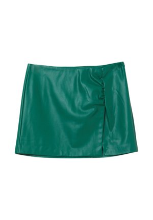 Mini gonna in eco-pelle verde con una texture liscia, caratterizzata da un dettaglio arricciato su un lato e un orlo dritto.
