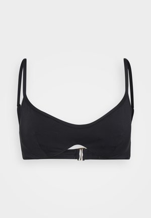 Czarny biustonosz bikini o gładkiej teksturze, szerokich ramiączkach, wycięciu w kształcie klucza na środku oraz zapięciu w kolorze złota z tyłu. Minimalistyczny design.