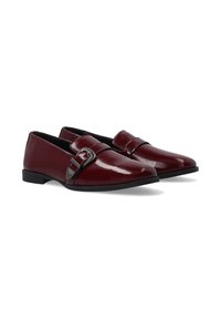 Burgundowe lakierowane mokasyny z ostrym noskiem, dekoracyjnym srebrnym okuciem i niską czarną podeszwą. Gładka tekstura i elegancki design.