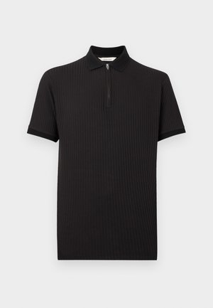 Zwart geribd polo-shirt met korte mouwen, een halve rits aan de voorkant en een omgeslagen kraag, weergegeven op een lichte achtergrond.