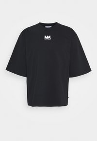 Sort oversized T-shirt med brede ærmer og hvid "MA Martin Asbjørn" logo centreret på brystet.