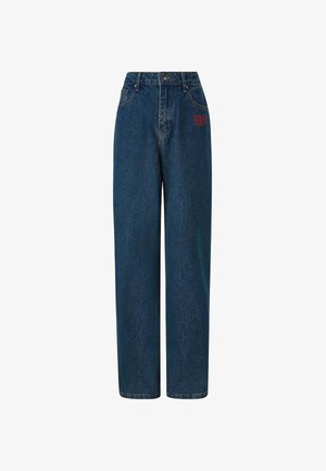Jeans in denim blu scuro con vita alta, taglio ampio, tasche frontali e logo ricamato rosso sul lato sinistro. Design pulito e classico.