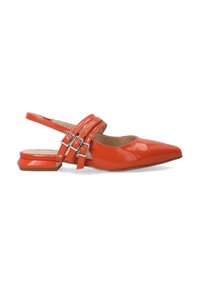 Rote Lackleder Slingback-Schuhe mit spitzem Zehenbereich, die drei verstellbare Riemen mit silbernen Schnallen und einen niedrigen Blockabsatz aufweisen.