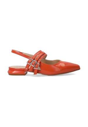 Czerwone lakierowane buty slingback z zaostrzonym noskiem, z trzema regulowanymi paskami z srebrnymi klamrami i niskim blokowym obcasem.