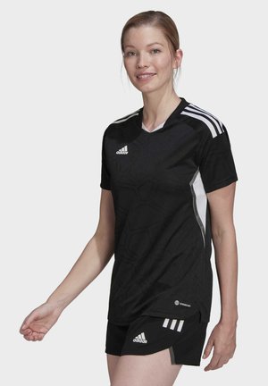 Zwarte voetbalshirt met een gestructureerd patroon, witte accenten en drie strepen op de schouders, gecombineerd met zwarte shorts met strepen.