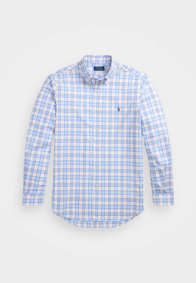 Camisa xadrez azul clara com mangas longas, colarinho abotoado e um pequeno logótipo bordado no peito. Feita de tecido de algodão tecido.