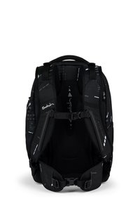 Zaino nero realizzato in un tessuto resistente, caratterizzato da motivi geometrici, spallacci regolabili e uno schienale in rete imbottito per il comfort.