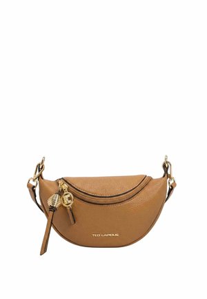 Sac bandoulière en cuir marron texturé avec fermeture éclair dorée, breloques décoratives, sangle ajustable et logo "Ted Lapidus" sur le devant.