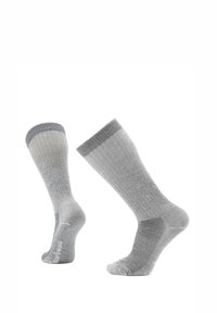 Calze grigie con tonalità variabili; polsino a costine e corpo liscio. Materiale morbido, punta e tallone rinforzati, lunghezza a metà polpaccio, branding minimale.
