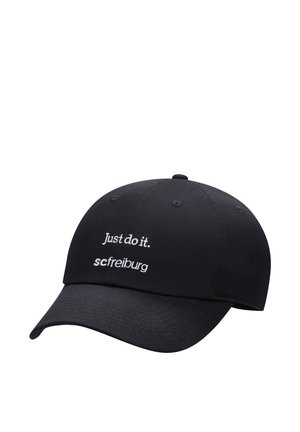 Sort baseballkasket med buet skygge, broderet med hvid tekst "Just do it." og "scfreiburg" på fronten i midten.
