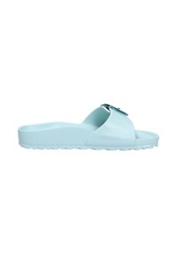 Sandalia deslizante Birkenstock azul claro con una sola correa, parte superior texturada, una hebilla decorativa y una suela de goma texturizada.