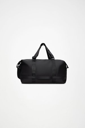 Svart duffelbag laget av glatt, vannavvisende materiale. Har doble håndtak på toppen og avtakbar skulderrem. Minimalistisk design uten synlige logoer.