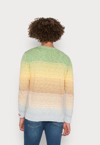 Multicolored trui met groene, gele en blauwe gradient strepen; gestructureerde brei met ribgebreide zoom; ronde halsontwerp; lange mouwen.
