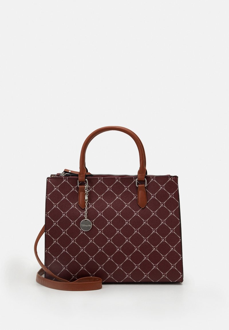 Sac à main marron avec un motif en losanges, doubles poignées, bandoulière amovible et pendentif rond en argent avec logo suspendu à une poignée.