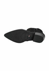 Černý semišový kotník s elegantní špičatou špičkou. Disponuje pevným černým gumovým podešví s zaobleným podpatkem a decentním logem.