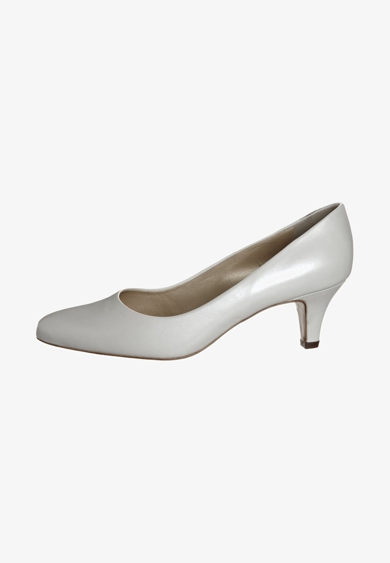 Escarpin en cuir blanc avec un bout rond et un talon moyen et fin. Texture lisse et design minimaliste sans embellissements supplémentaires.