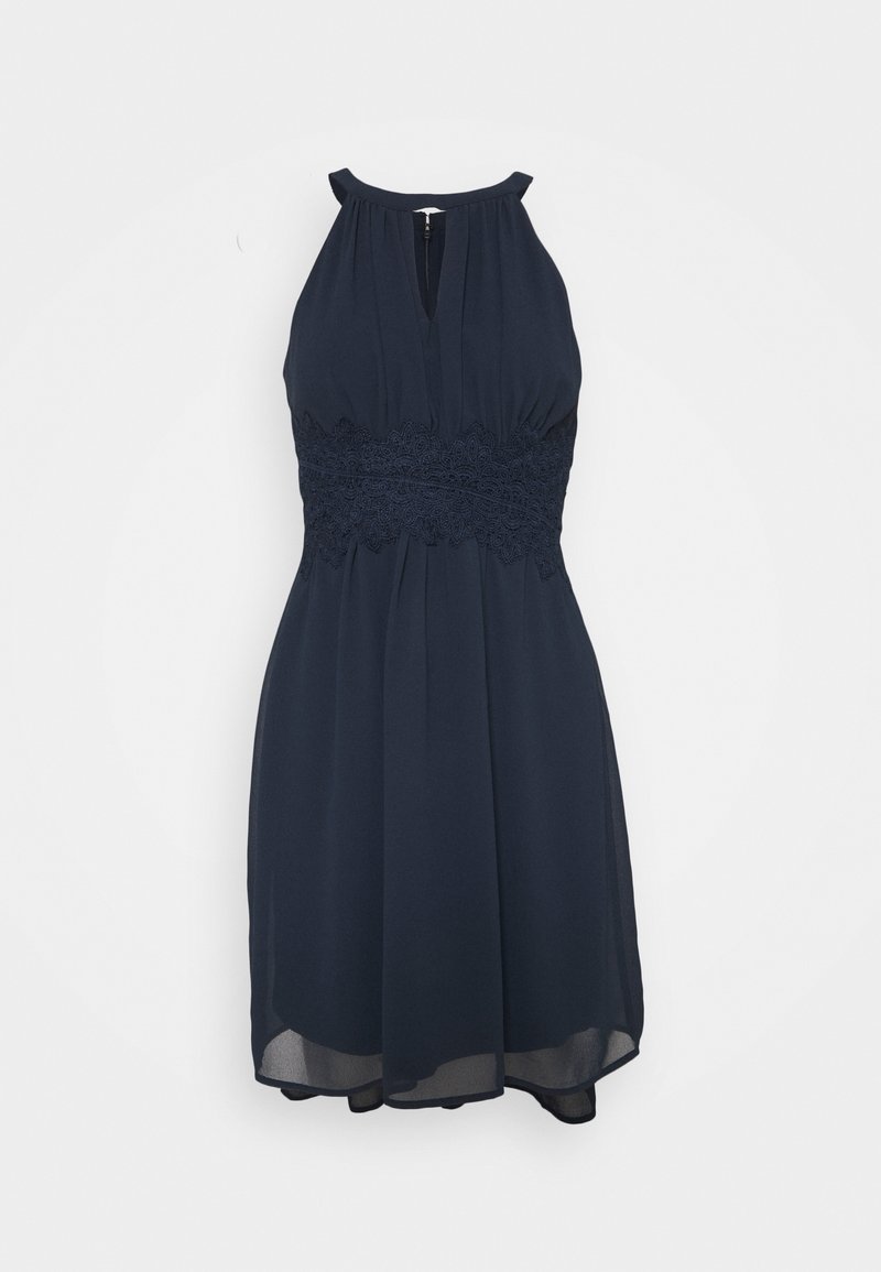 Robe sans manches bleu marine avec encolure halter et détail en dentelle à la taille, longueur genou avec tissu fluide et ouverture clé devant.