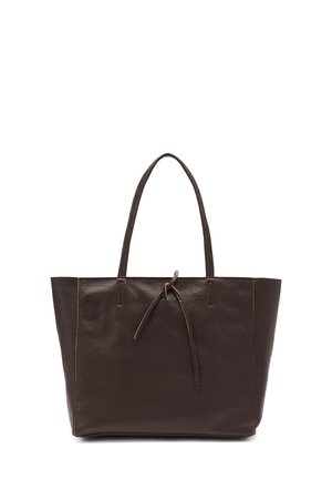 Borsa tote in pelle marrone scuro con superficie testurizzata, due manici e dettaglio con cravatta regolabile nella parte superiore. Design semplice con cuciture a vista.